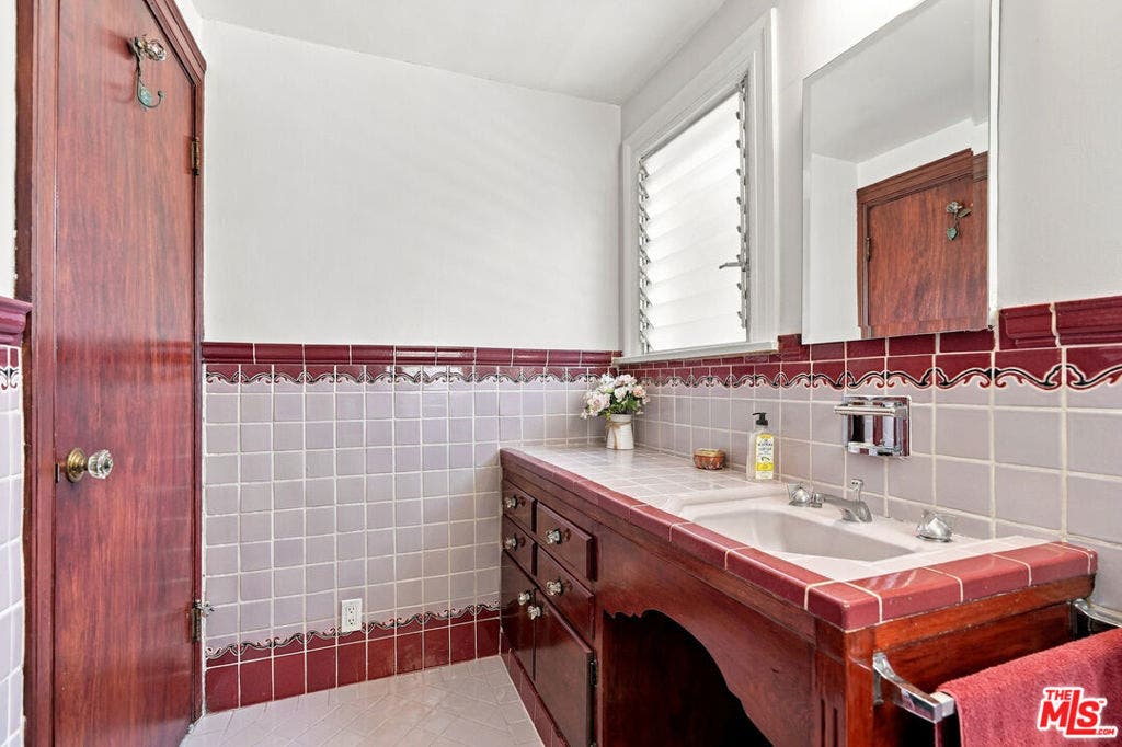 343 N Bronson Avenue, Los Angeles, CA 90004
