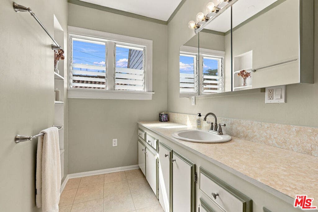343 N Bronson Avenue, Los Angeles, CA 90004