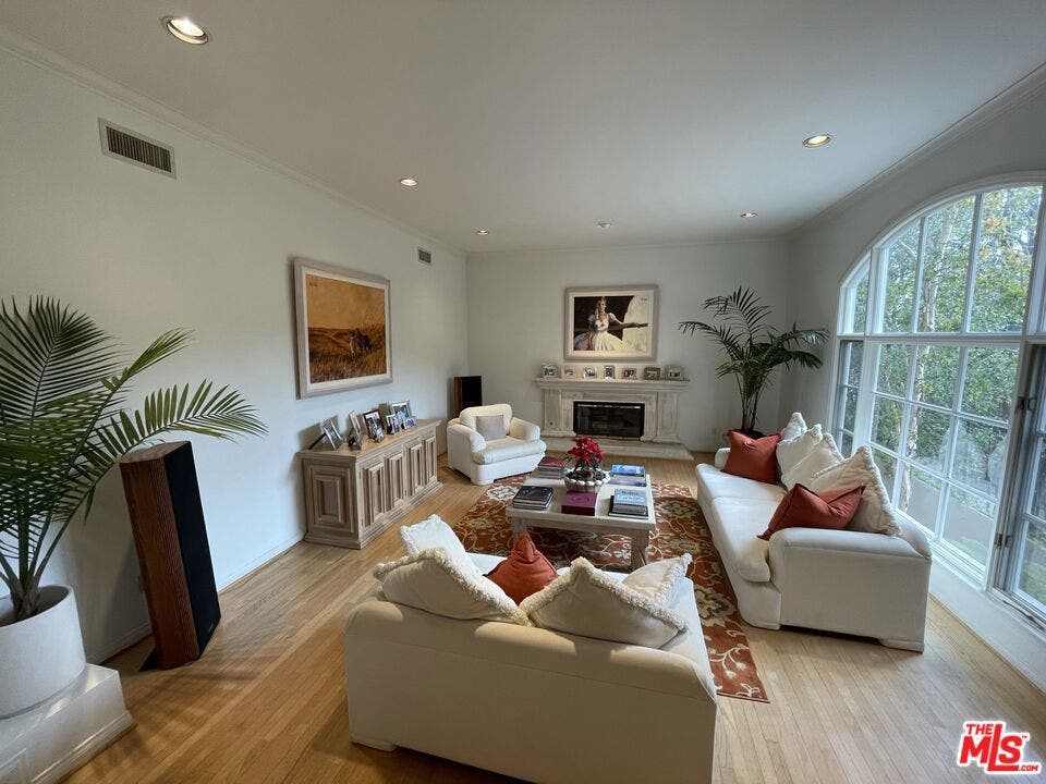 898 N Bundy Drive, Los Angeles, CA 90049