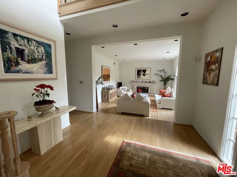 898 N Bundy Drive, Los Angeles, CA 90049