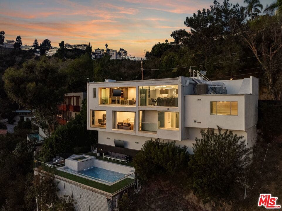 8620 Hillside Avenue, West Hollywood, CA 90069 8620 Hillside Avenue, West Hollywood, CA 90069