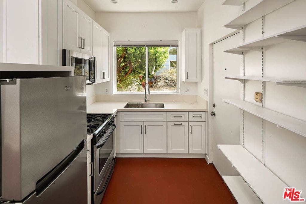 2111 Oak Street, Santa Monica, CA 90405 2111 Oak Street, Santa Monica, CA 90405
