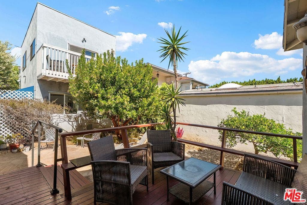 2111 Oak Street, Santa Monica, CA 90405 2111 Oak Street, Santa Monica, CA 90405