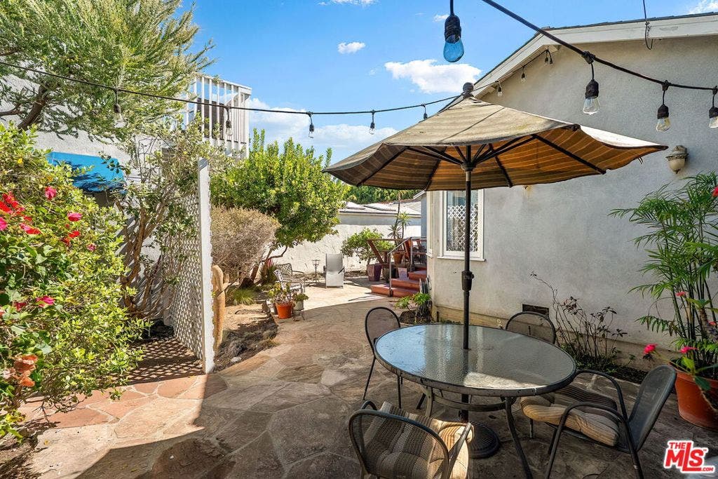 2111 Oak Street, Santa Monica, CA 90405 2111 Oak Street, Santa Monica, CA 90405