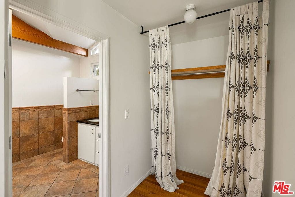 2111 Oak Street, Santa Monica, CA 90405 2111 Oak Street, Santa Monica, CA 90405