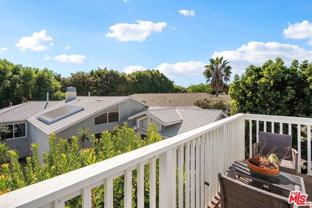 2111 Oak Street, Santa Monica, CA 90405 2111 Oak Street, Santa Monica, CA 90405