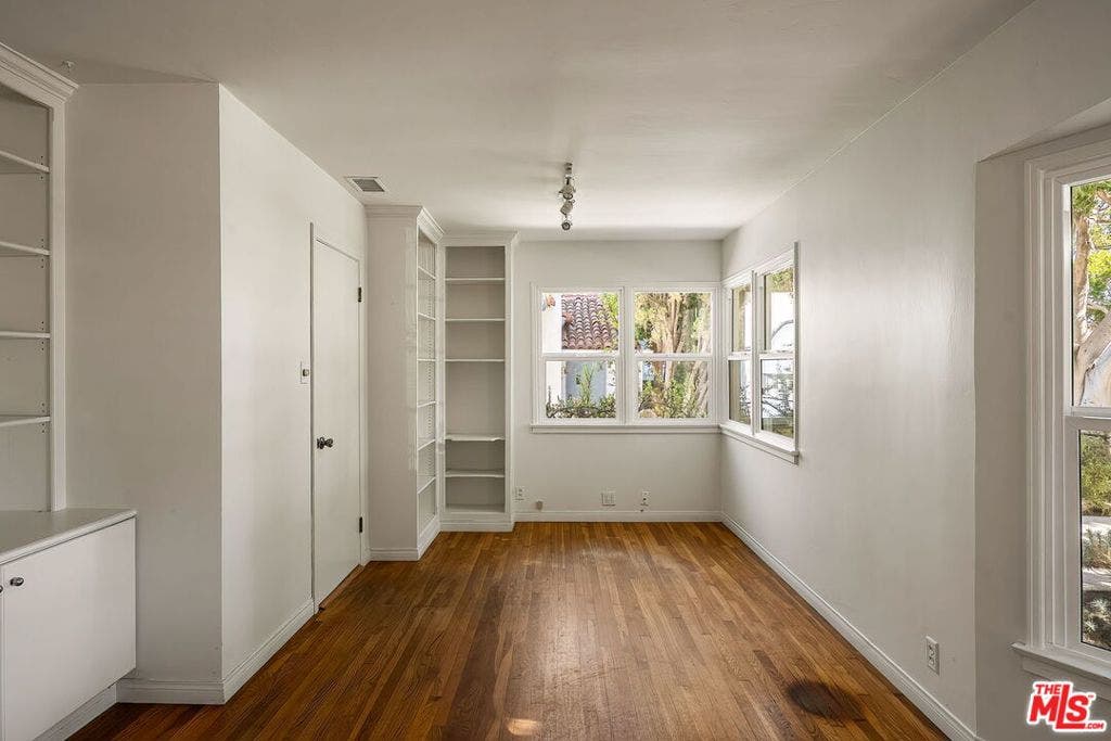 2111 Oak Street, Santa Monica, CA 90405 2111 Oak Street, Santa Monica, CA 90405