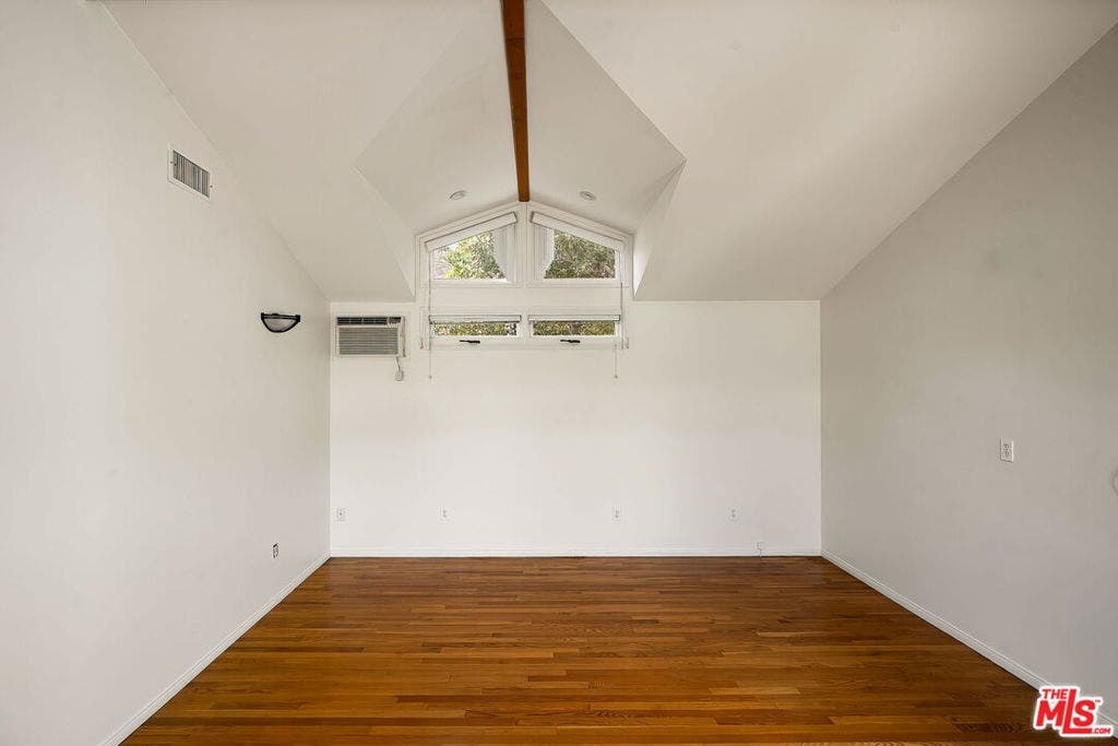 2111 Oak Street, Santa Monica, CA 90405 2111 Oak Street, Santa Monica, CA 90405