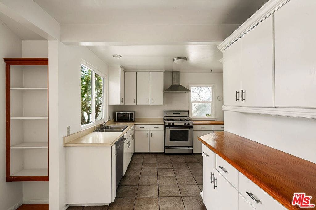 2111 Oak Street, Santa Monica, CA 90405 2111 Oak Street, Santa Monica, CA 90405
