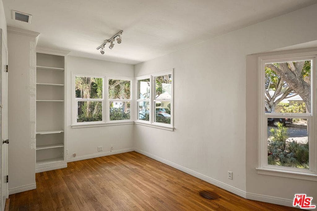 2111 Oak Street, Santa Monica, CA 90405 2111 Oak Street, Santa Monica, CA 90405