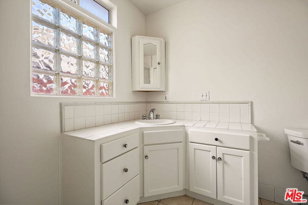 2111 Oak Street, Santa Monica, CA 90405 2111 Oak Street, Santa Monica, CA 90405