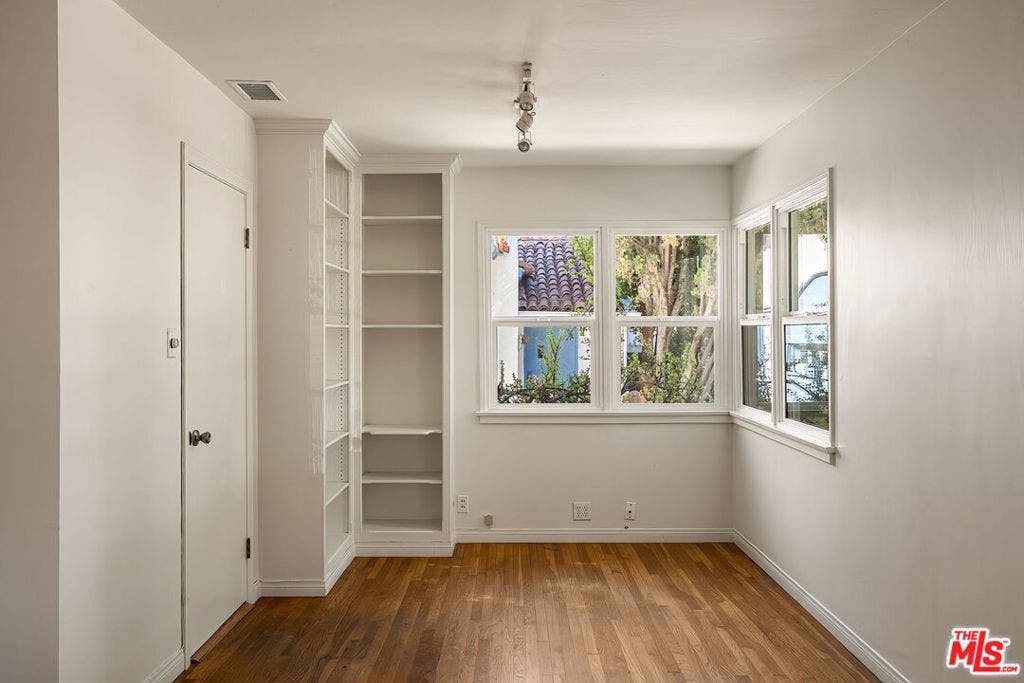 2111 Oak Street, Santa Monica, CA 90405 2111 Oak Street, Santa Monica, CA 90405