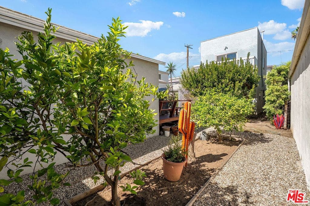 2111 Oak Street, Santa Monica, CA 90405 2111 Oak Street, Santa Monica, CA 90405
