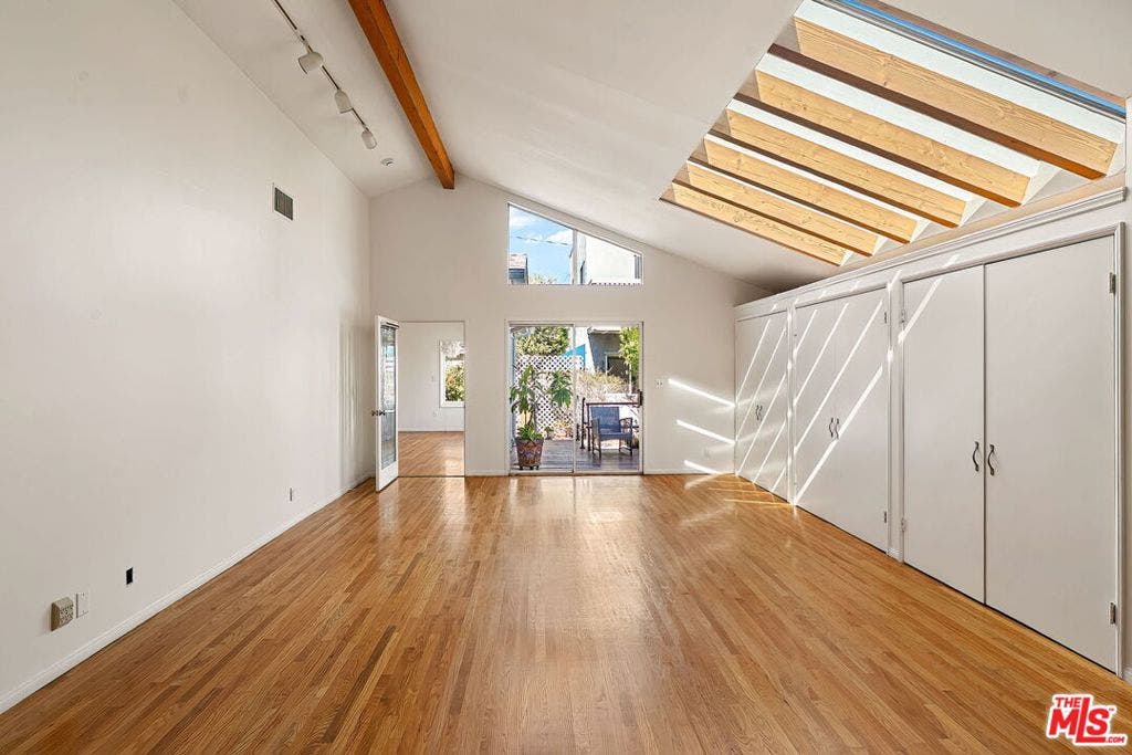 2111 Oak Street, Santa Monica, CA 90405 2111 Oak Street, Santa Monica, CA 90405