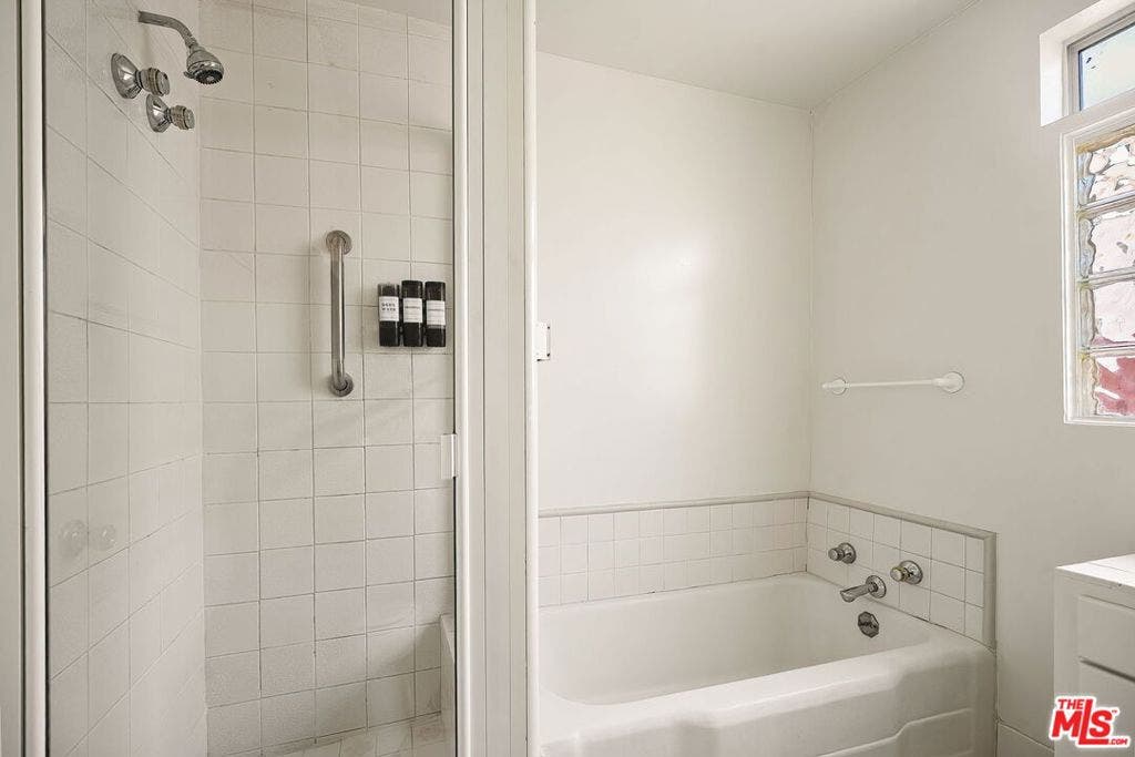 2111 Oak Street, Santa Monica, CA 90405 2111 Oak Street, Santa Monica, CA 90405
