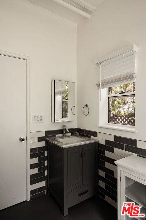 2111 Oak Street, Santa Monica, CA 90405 2111 Oak Street, Santa Monica, CA 90405