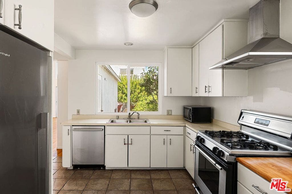 2111 Oak Street, Santa Monica, CA 90405 2111 Oak Street, Santa Monica, CA 90405