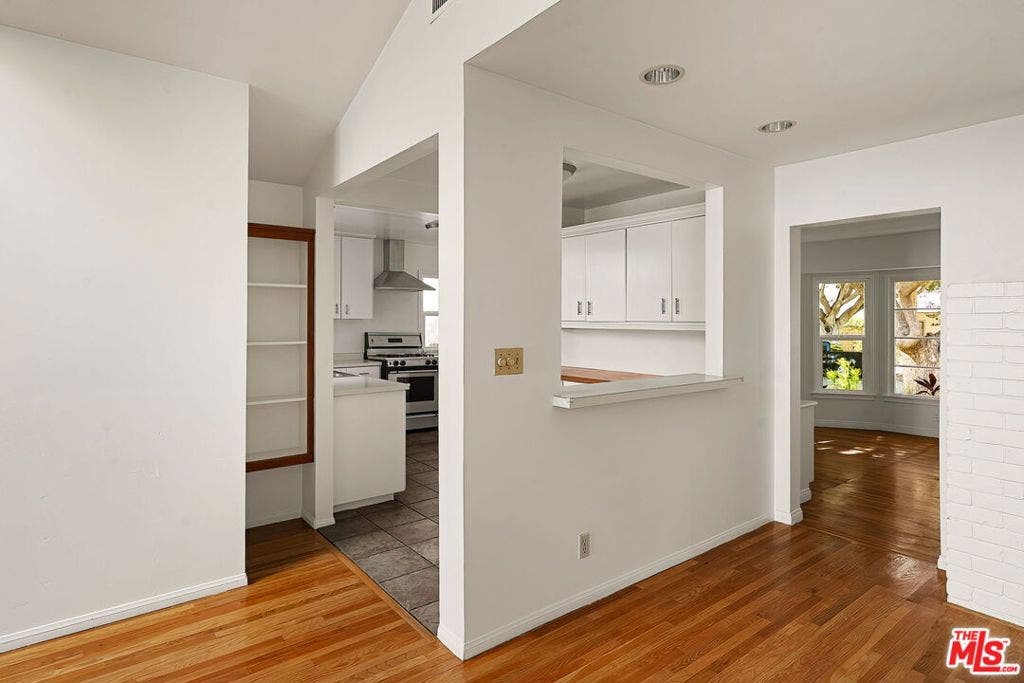 2111 Oak Street, Santa Monica, CA 90405 2111 Oak Street, Santa Monica, CA 90405