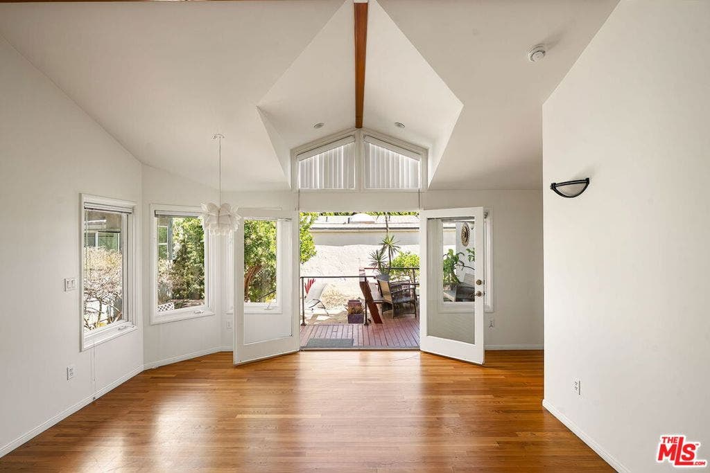 2111 Oak Street, Santa Monica, CA 90405 2111 Oak Street, Santa Monica, CA 90405