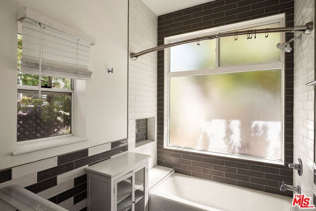 2111 Oak Street, Santa Monica, CA 90405 2111 Oak Street, Santa Monica, CA 90405