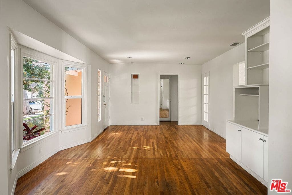 2111 Oak Street, Santa Monica, CA 90405 2111 Oak Street, Santa Monica, CA 90405