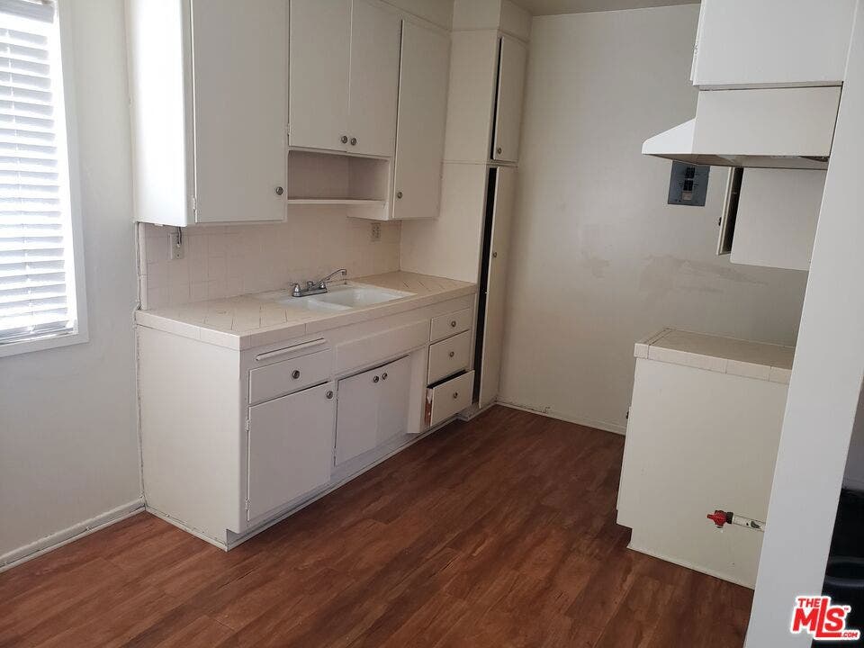 1329 S Hoover Street, Los Angeles, CA 90006 1329 S Hoover Street, Los Angeles, CA 90006