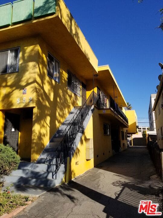 952 N Hudson Avenue, Los Angeles, CA 90038