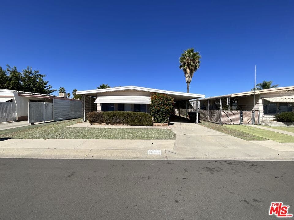 1014 W Johnston Avenue, Hemet, CA 92543