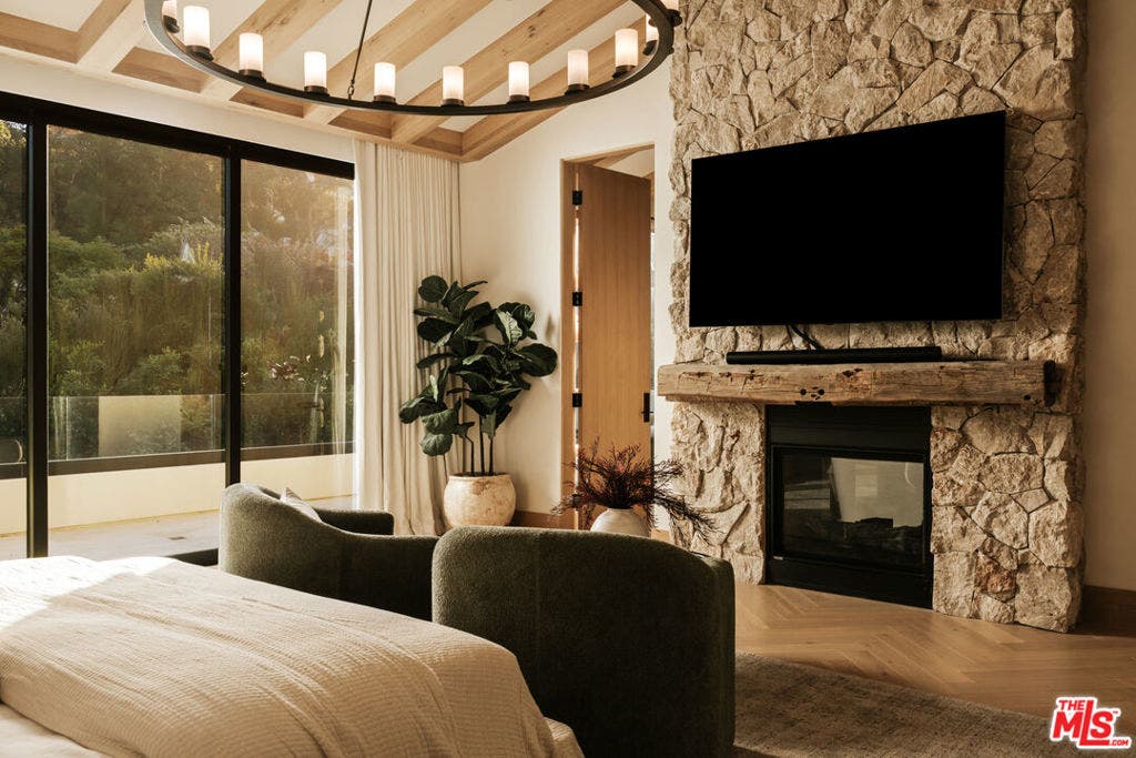 12114 Inavale Place, Los Angeles, CA 90049
