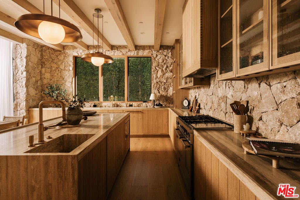 12114 Inavale Place, Los Angeles, CA 90049