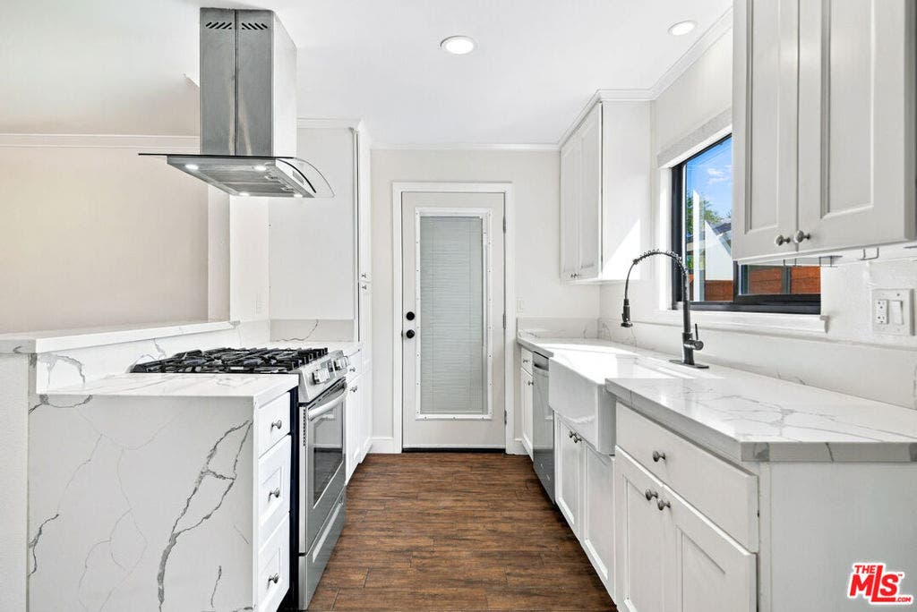 1088 W 11th Street, Upland, CA 91786 1088 W 11th Street, Upland, CA 91786