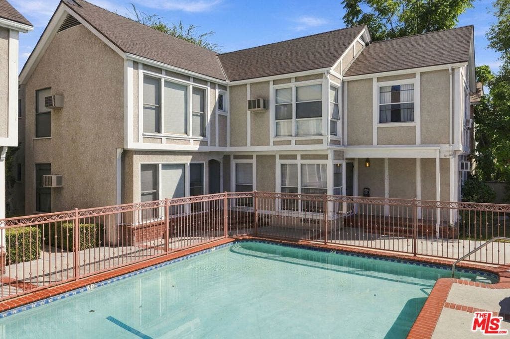 11747 Moorpark Street, Studio City, CA 91604 Pool courtyard between the two