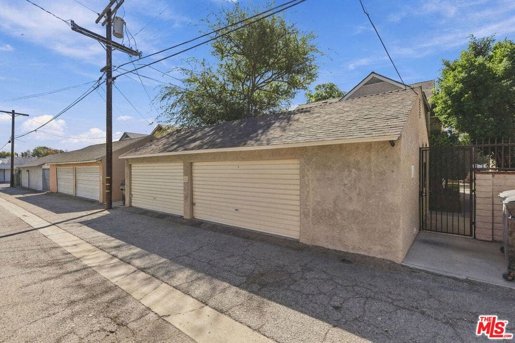 11747 Moorpark Street, Studio City, CA 91604 Four detached double garages o