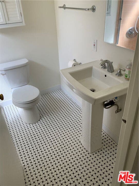 11747 Moorpark Street, Studio City, CA 91604 Original tile bath (representa