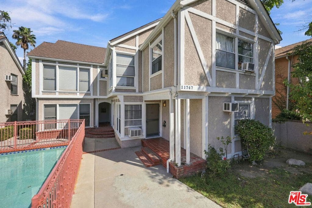 11747 Moorpark Street, Studio City, CA 91604 11747 building and entry