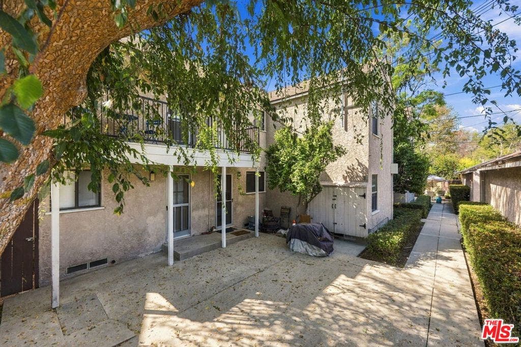 11747 Moorpark Street, Studio City, CA 91604 Rear yard, back doors and uppe