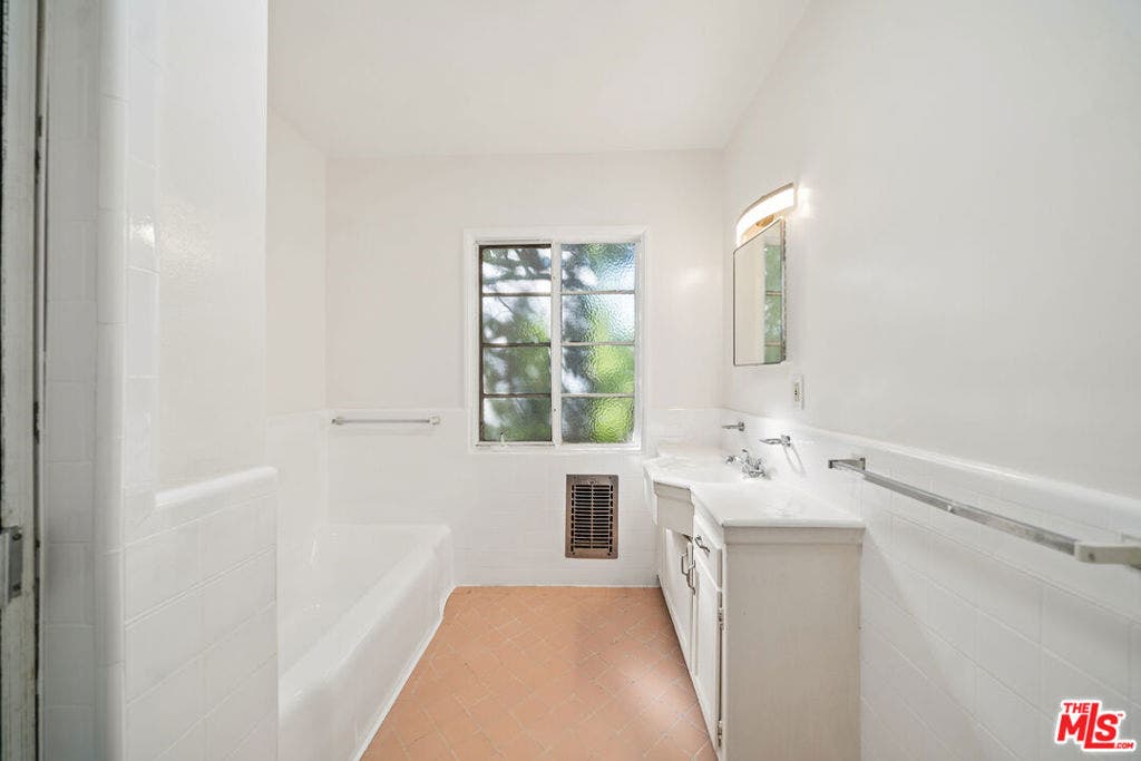 1274 Havenhurst Drive, #8, West Hollywood, CA 90046 1274 Havenhurst Drive, #8, West Hollywood, CA 90046