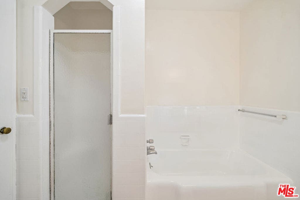 1274 Havenhurst Drive, #8, West Hollywood, CA 90046 1274 Havenhurst Drive, #8, West Hollywood, CA 90046