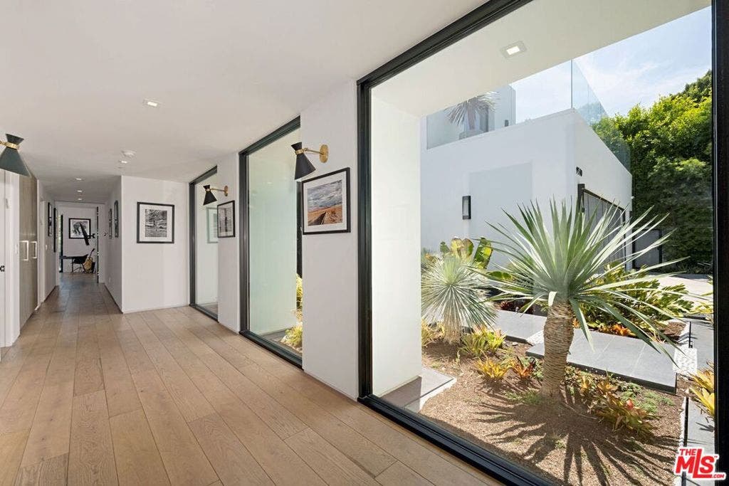 9570 SUNSET Boulevard, Beverly Hills, CA 90210