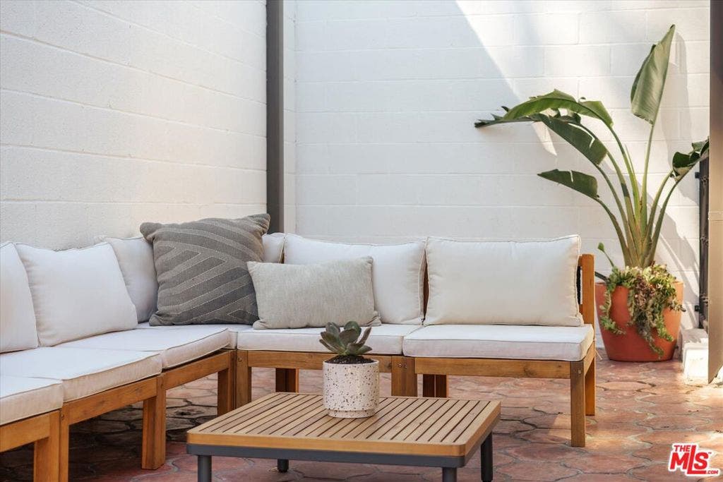 2441 Claremont Avenue, Los Angeles, CA 90027 2441 Claremont Avenue, Los Angeles, CA 90027