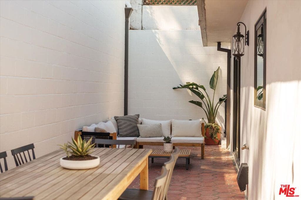 2441 Claremont Avenue, Los Angeles, CA 90027 2441 Claremont Avenue, Los Angeles, CA 90027