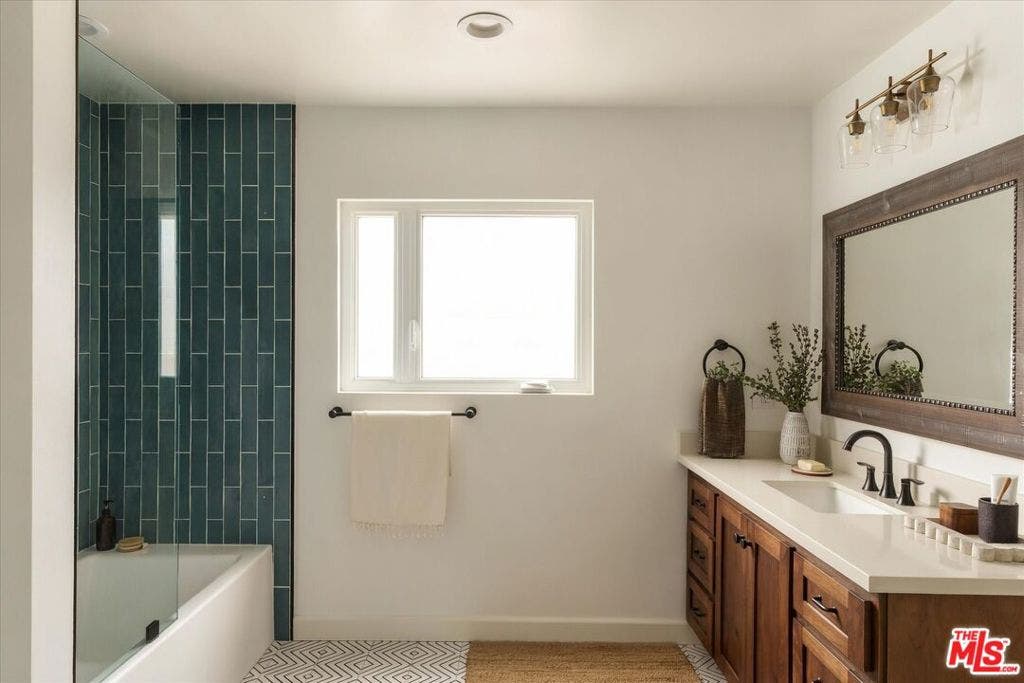 2441 Claremont Avenue, Los Angeles, CA 90027 2441 Claremont Avenue, Los Angeles, CA 90027