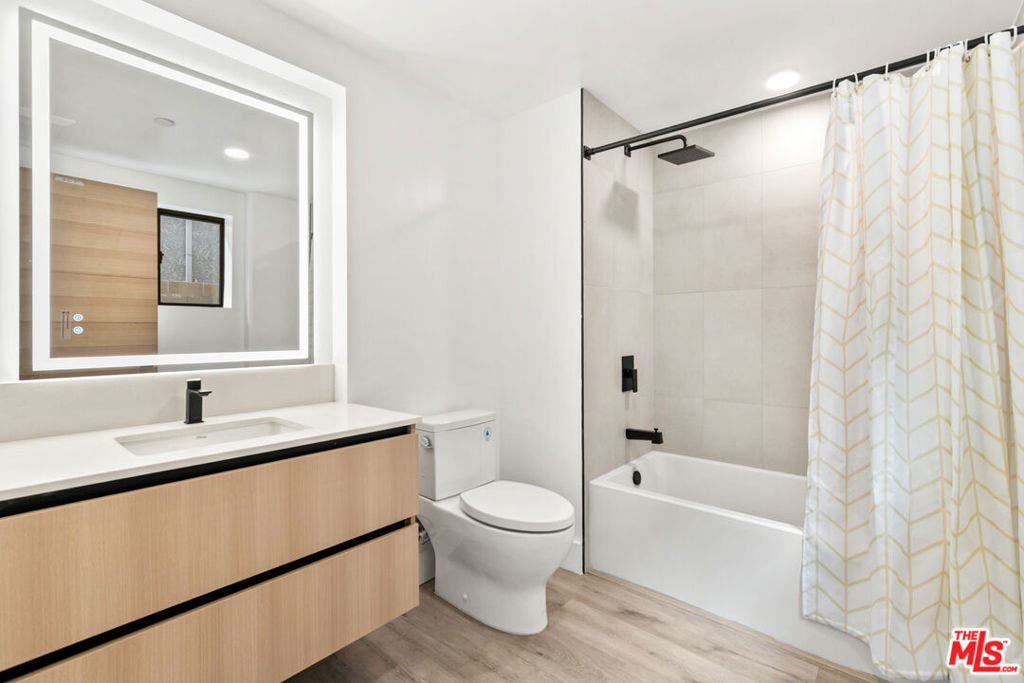 11013 Hartsook Street, #304, North Hollywood, CA 91601