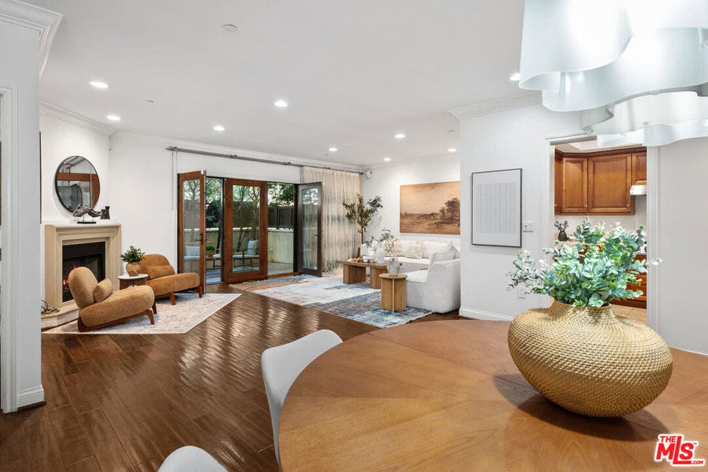 11863 Darlington Avenue, #110, Los Angeles, CA 90049 11863 Darlington Avenue, #110, Los Angeles, CA 90049