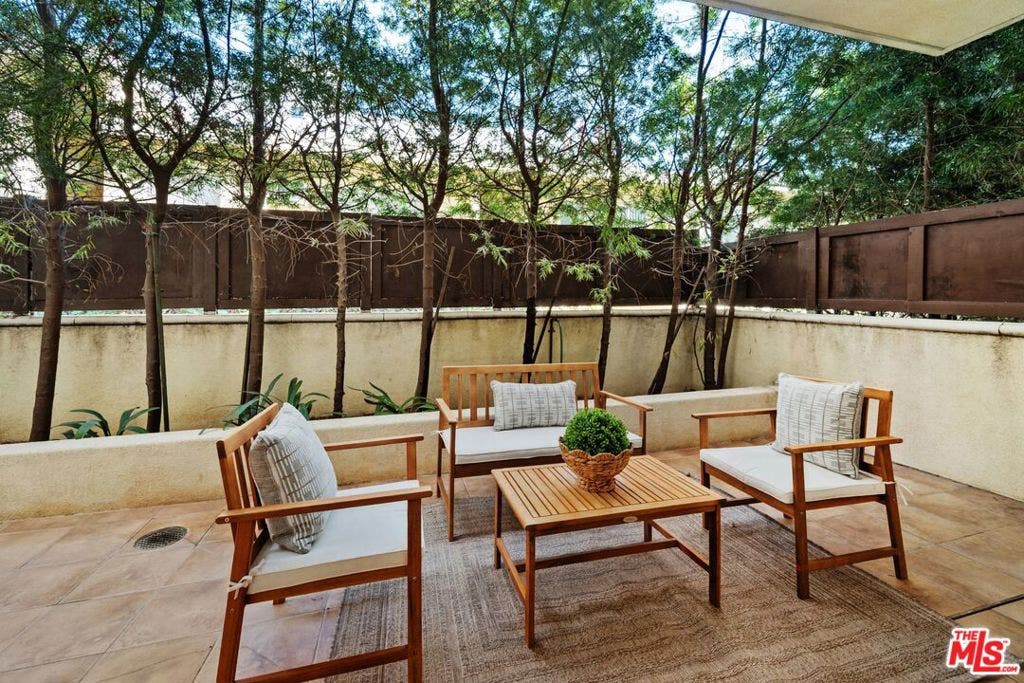 11863 Darlington Avenue, #110, Los Angeles, CA 90049 11863 Darlington Avenue, #110, Los Angeles, CA 90049