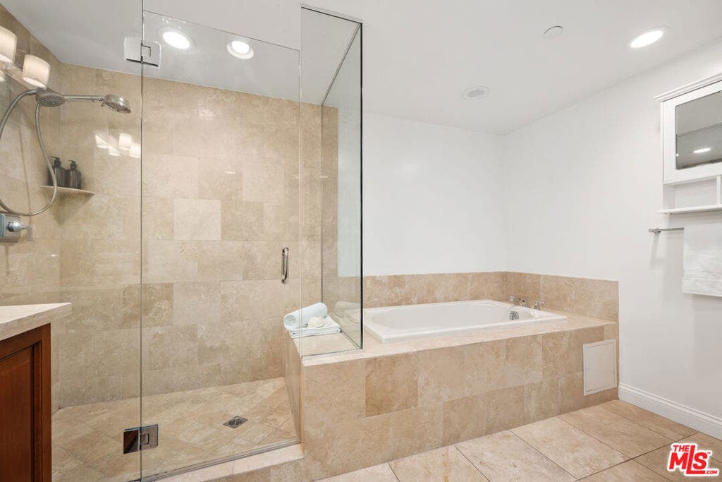 11863 Darlington Avenue, #110, Los Angeles, CA 90049 11863 Darlington Avenue, #110, Los Angeles, CA 90049