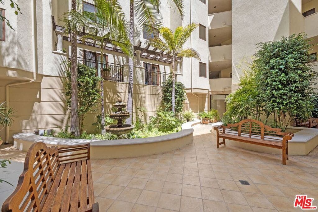 11863 Darlington Avenue, #110, Los Angeles, CA 90049 11863 Darlington Avenue, #110, Los Angeles, CA 90049