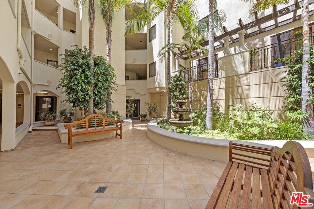 11863 Darlington Avenue, #110, Los Angeles, CA 90049 11863 Darlington Avenue, #110, Los Angeles, CA 90049