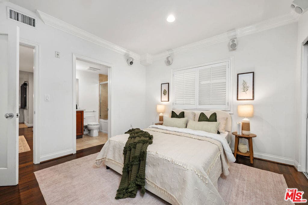 11863 Darlington Avenue, #110, Los Angeles, CA 90049 11863 Darlington Avenue, #110, Los Angeles, CA 90049