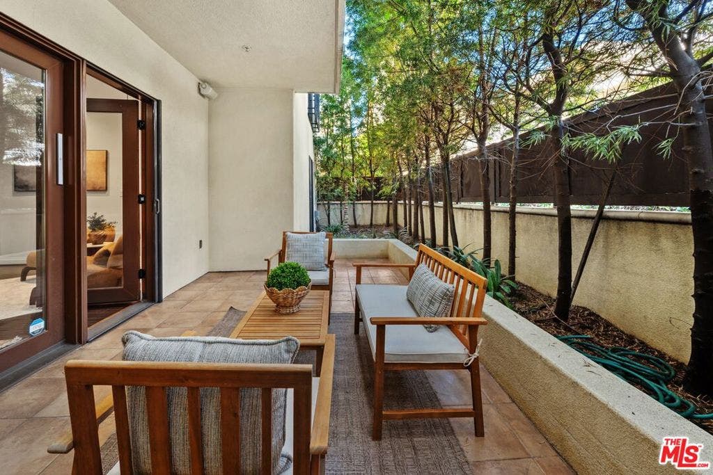 11863 Darlington Avenue, #110, Los Angeles, CA 90049 11863 Darlington Avenue, #110, Los Angeles, CA 90049